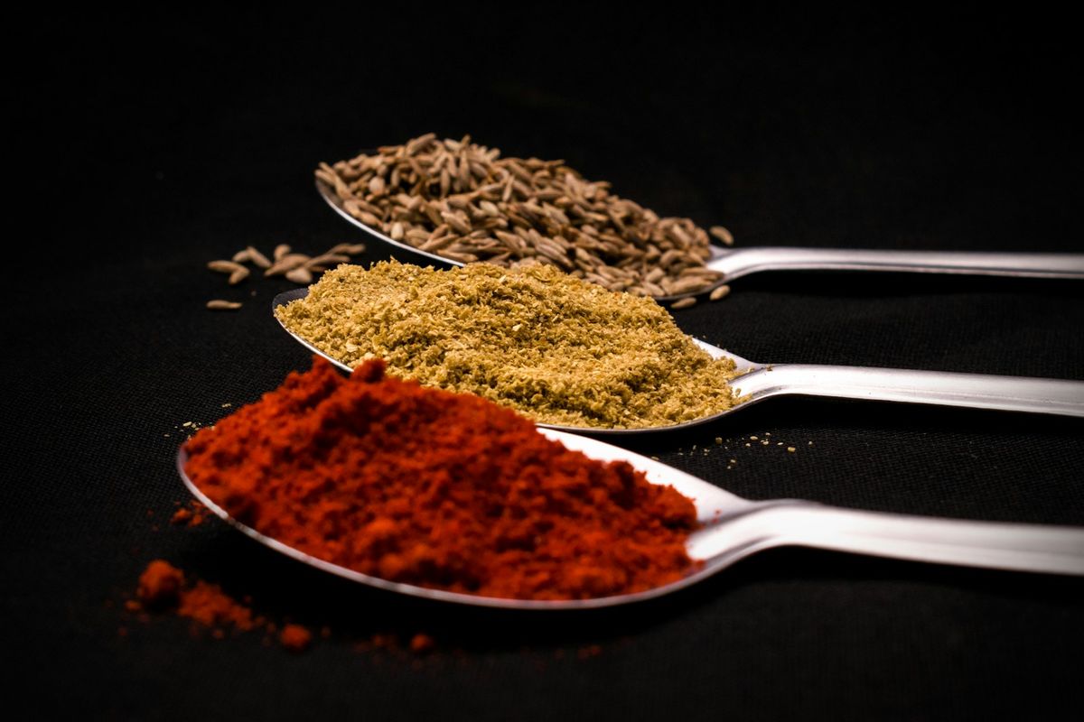 Tre skedar med olika kryddor för baharat