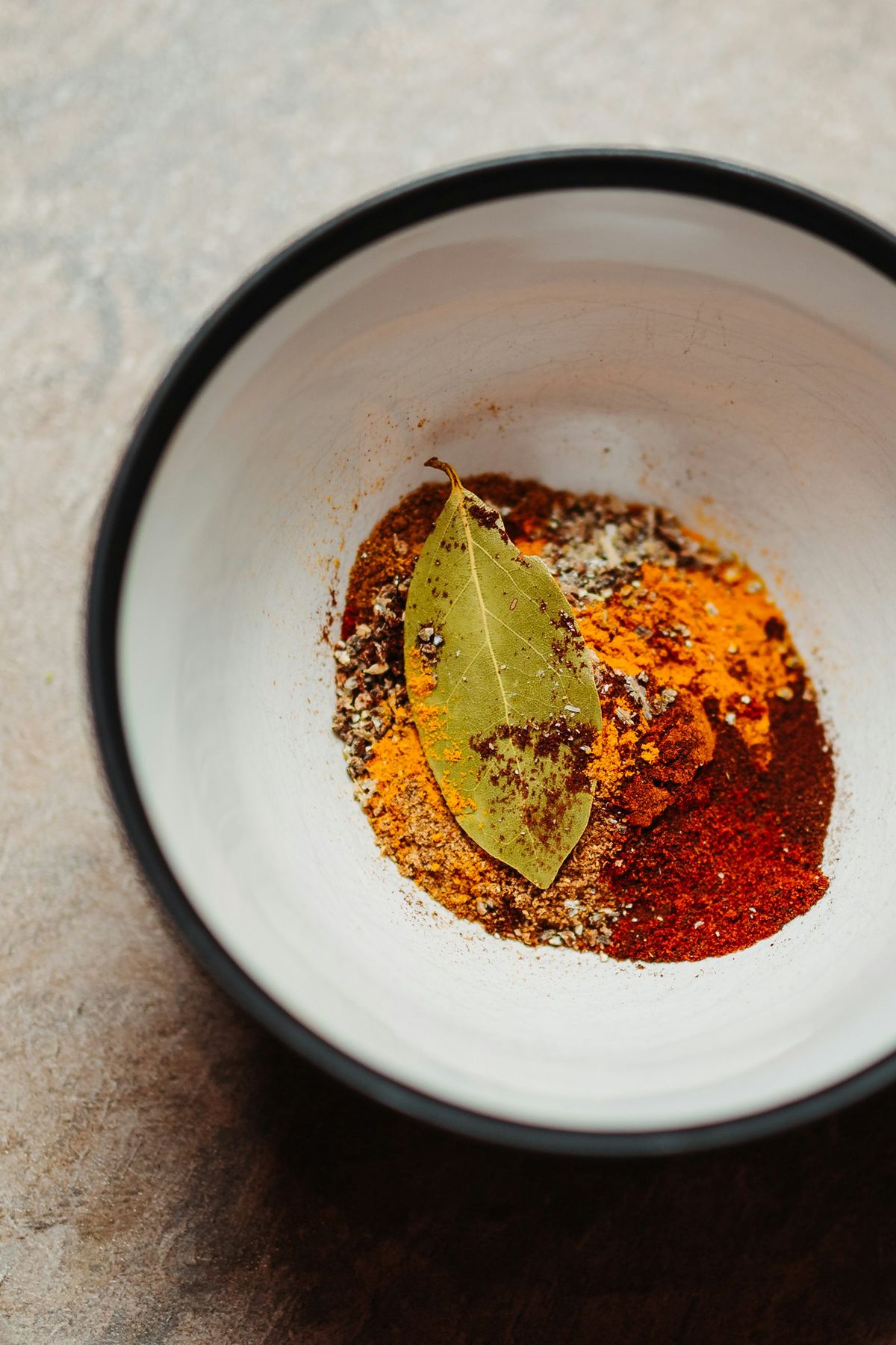 Berbere med rött chilipulver i en skål