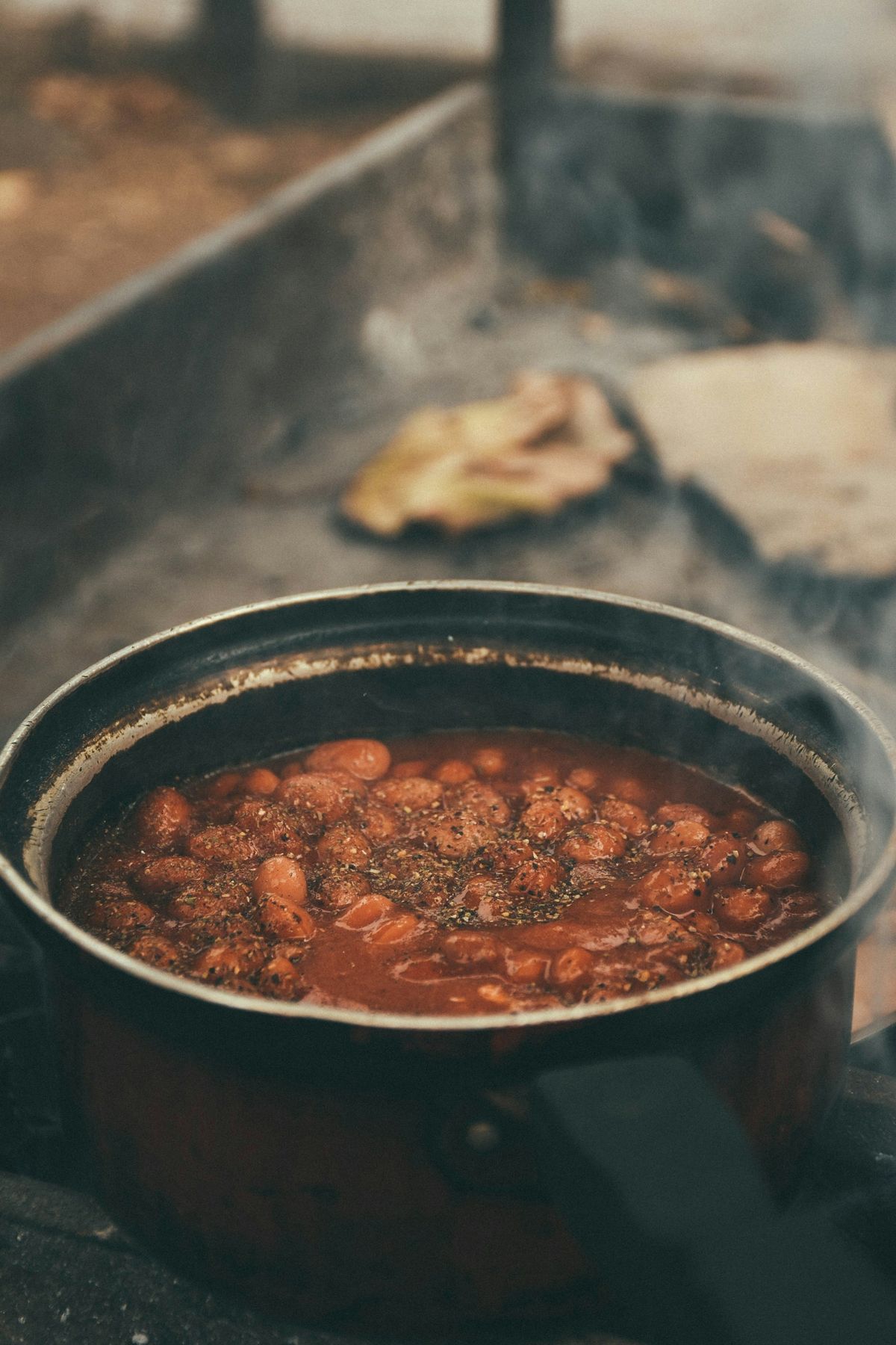 Chili con carne i svart gryta
