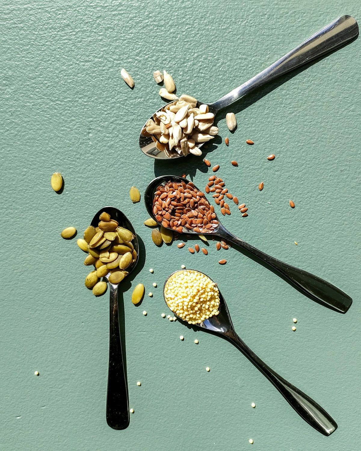 Dukkah med krossade nötter och frön på skedar