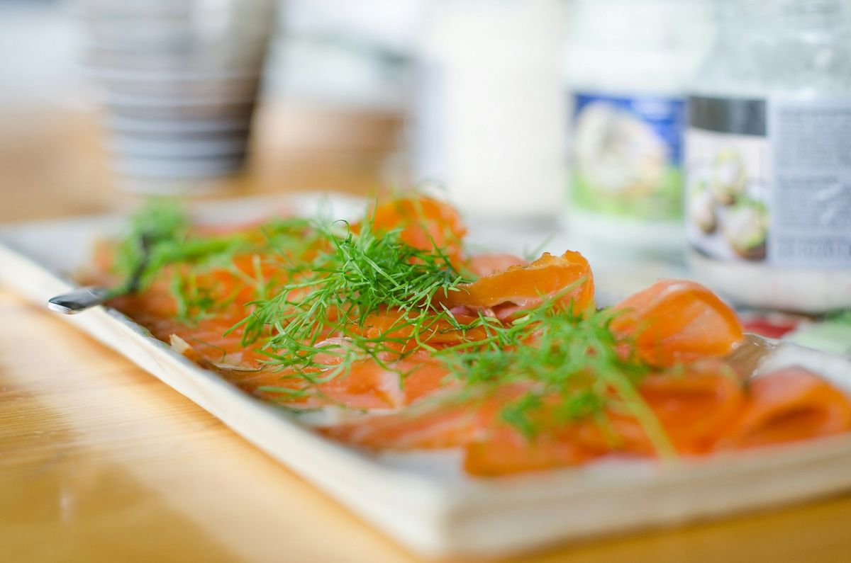 Gravad lax med färsk dill på ett fat