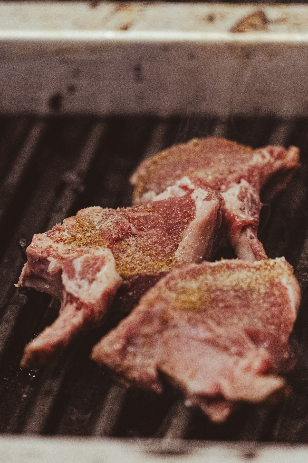 Kryddade kotletter på het grill