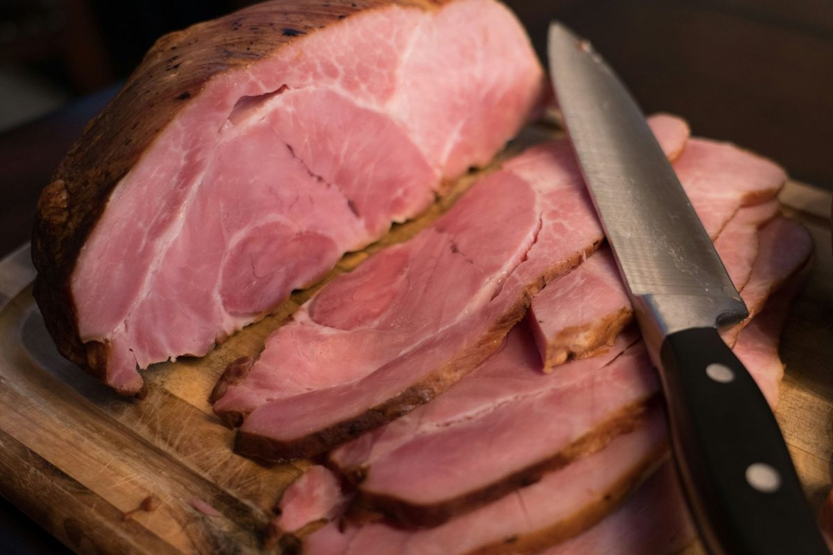 Skivad julskinka på en skärbräda