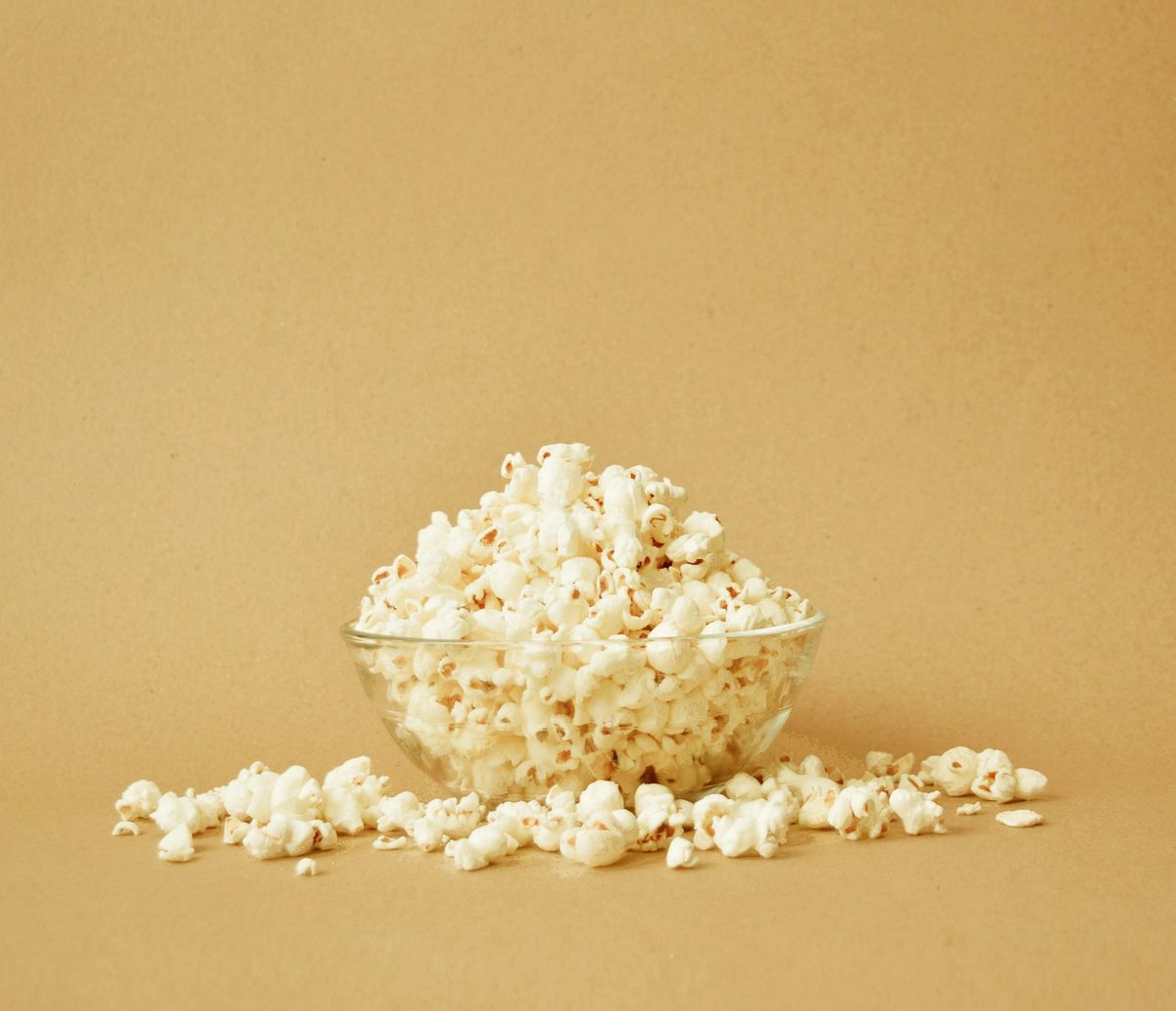 Skål full med popcorn på bord