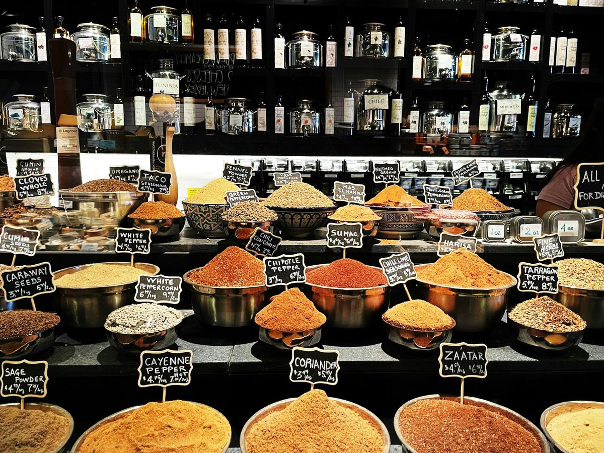 Ras el hanout och andra kryddor i en butik