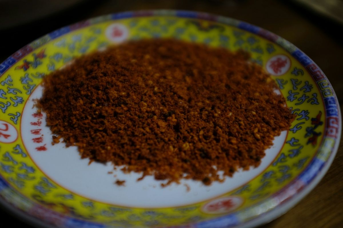 Shichimi togarashi med röda chiliflingor på en tallrik