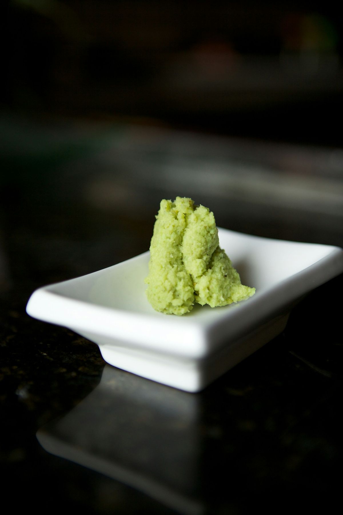 Wasabi på en vit tallrik