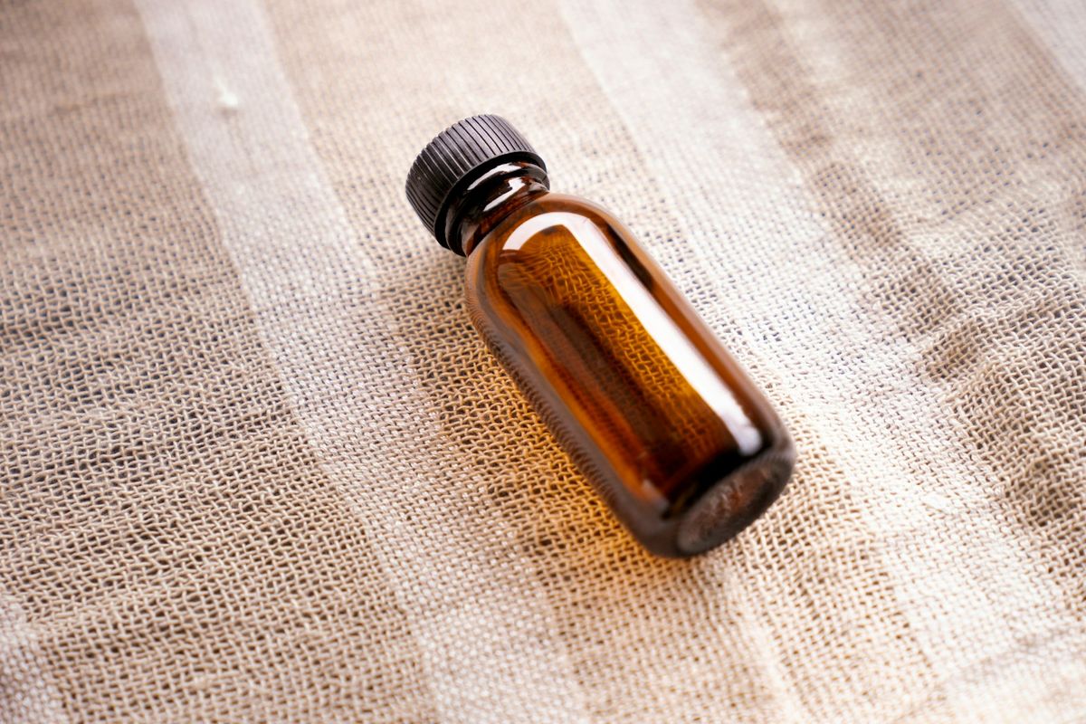Brun flaska med vaniljextrakt på ett bord