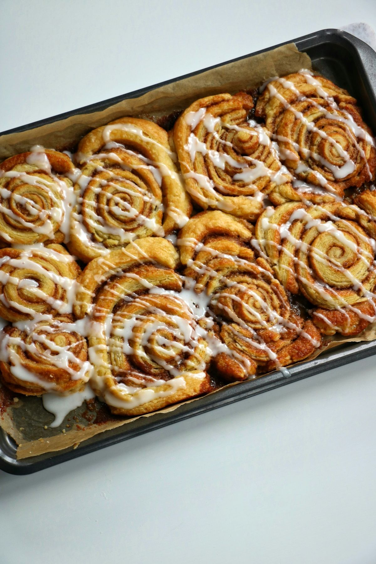 Nygräddade kanelbullar med glasyr