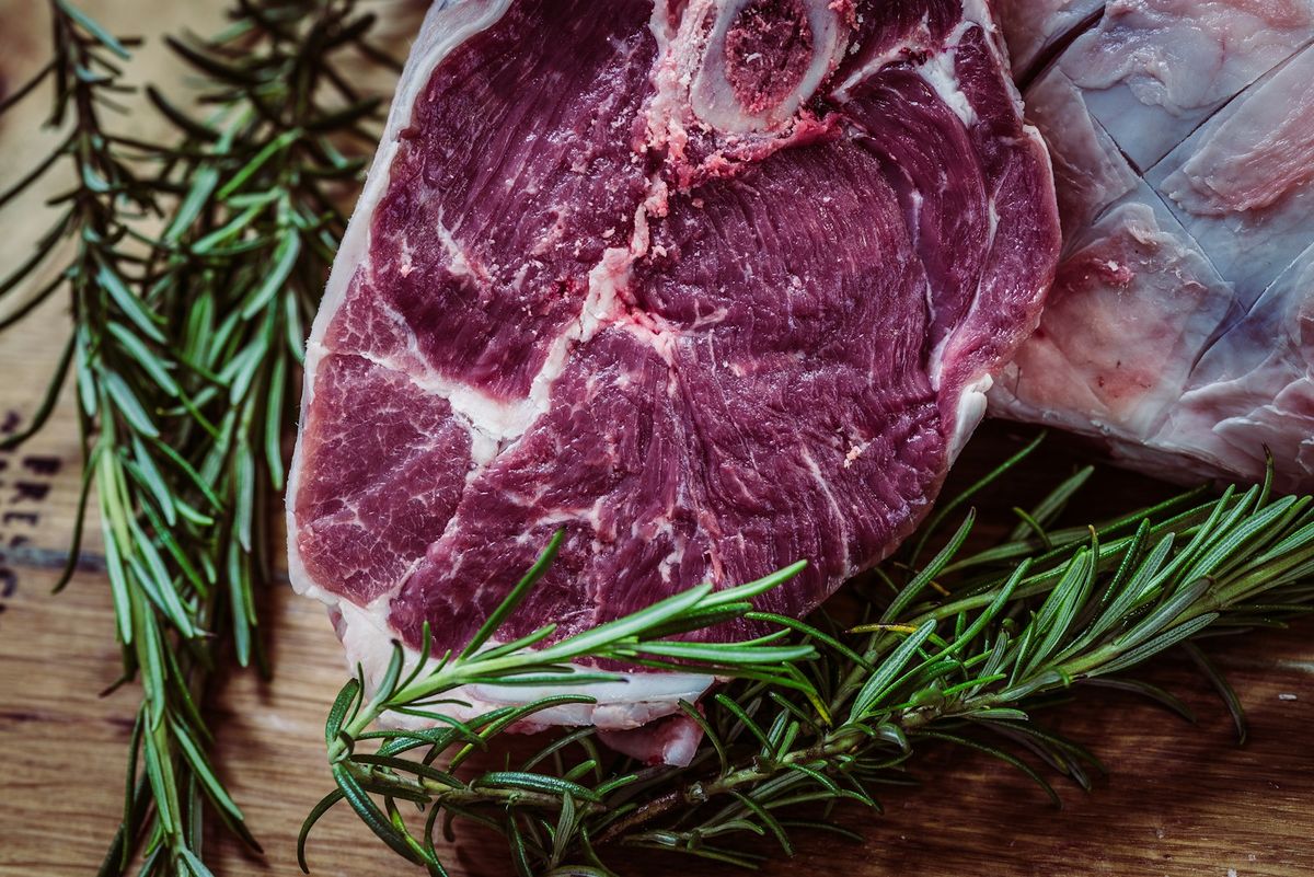 Rått kött med örter för marinering