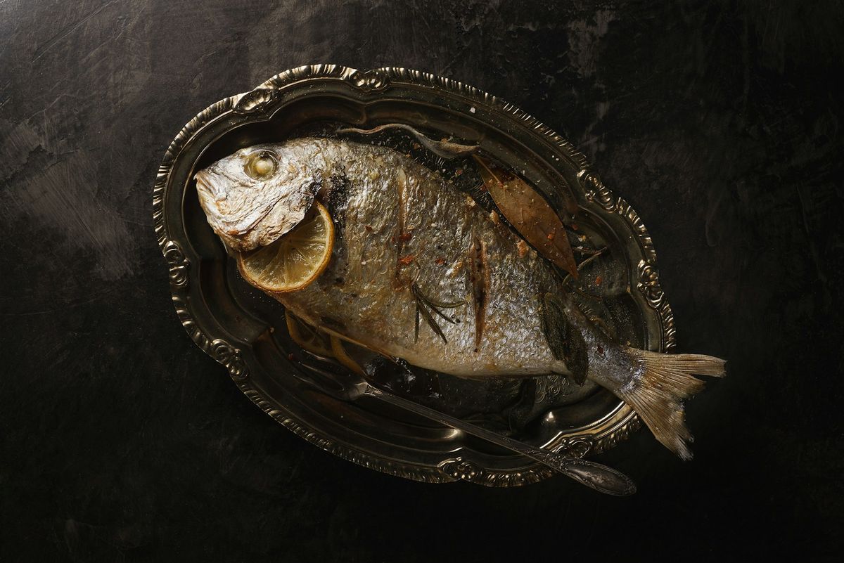 Stekt fisk med citron på tallrik