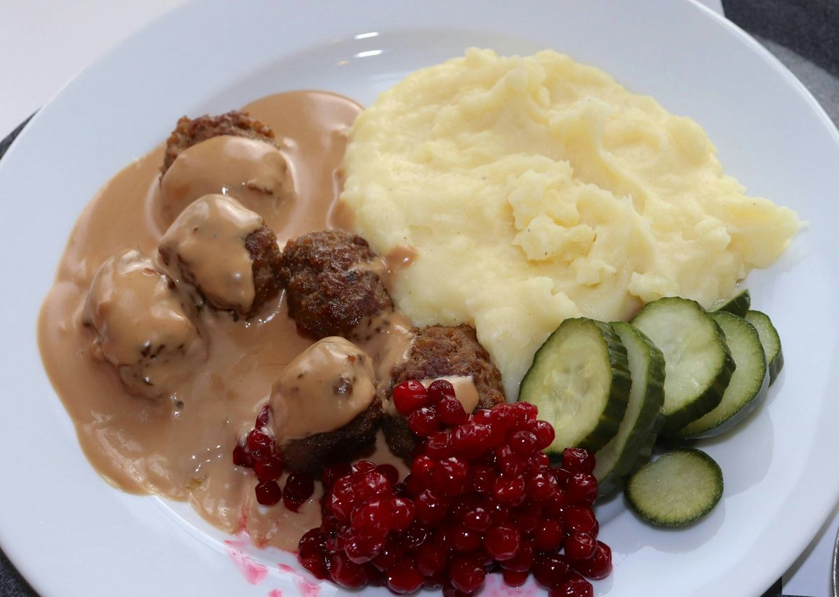 Köttbullar med potatismos och gurka