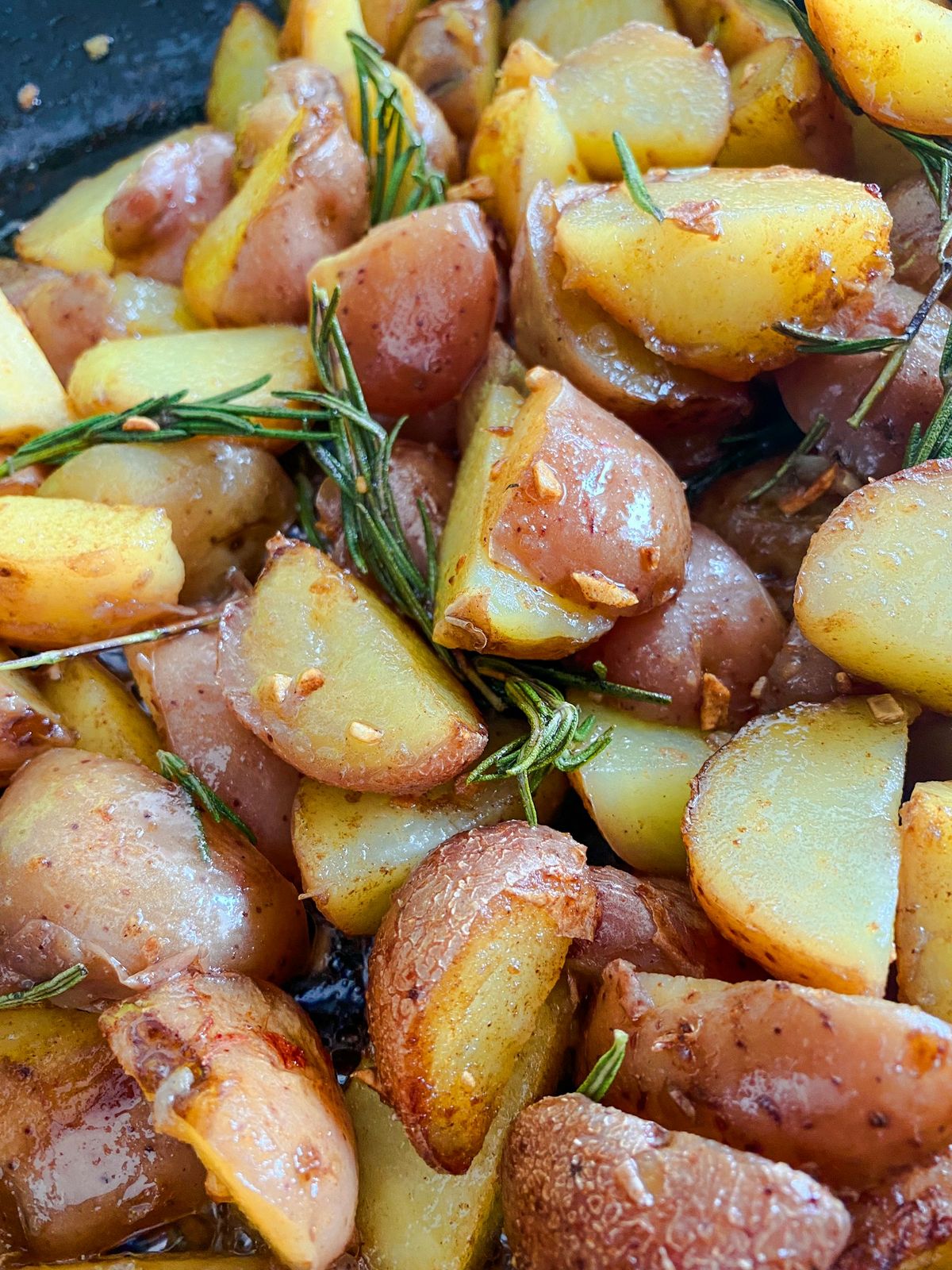 Rostad potatis med rosmarin i panna