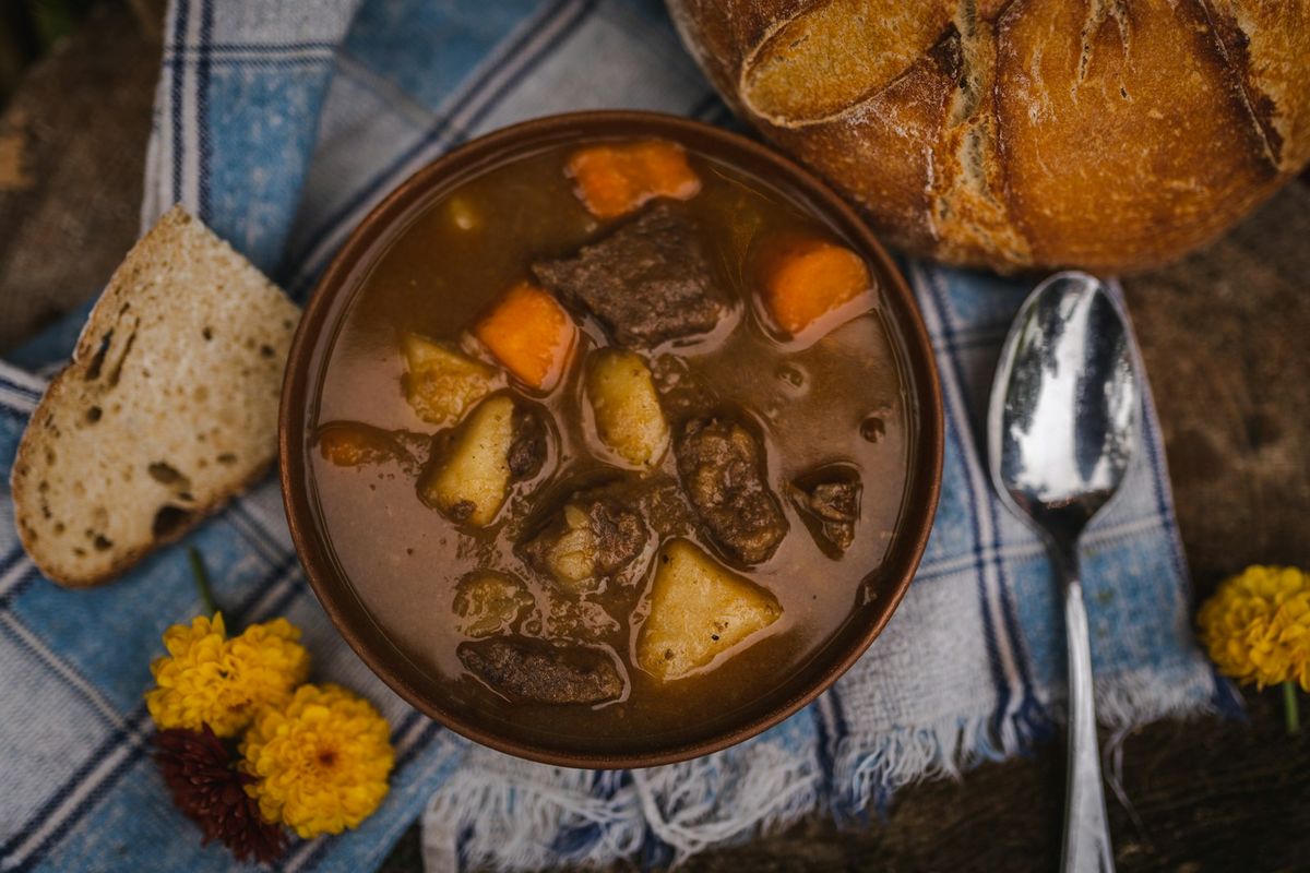 Kryddig köttgryta i skål