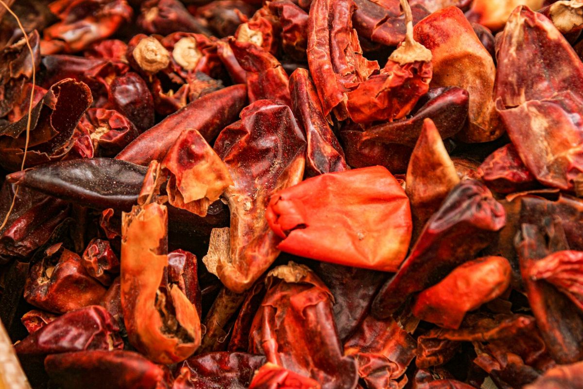 Hög med torkade röda mexikanska chilifrukter på ett bord