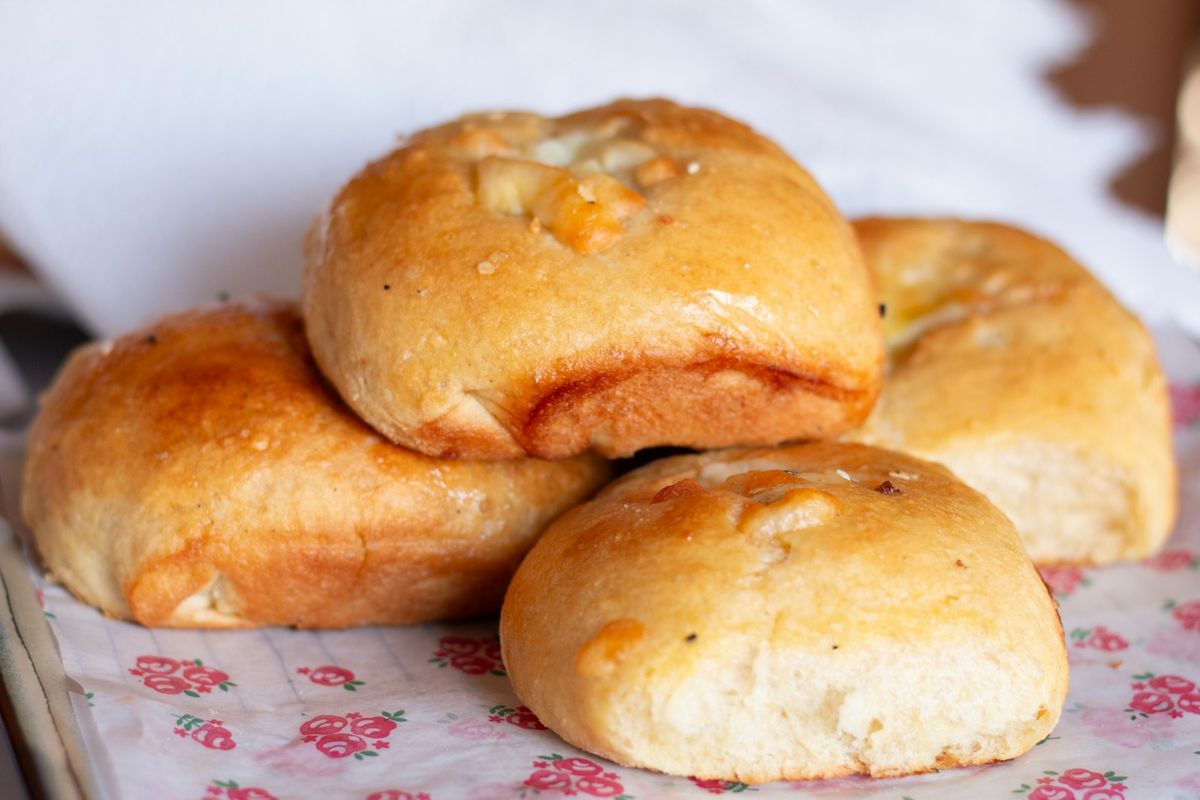 Gyllene saffransbullar staplade på ett fat