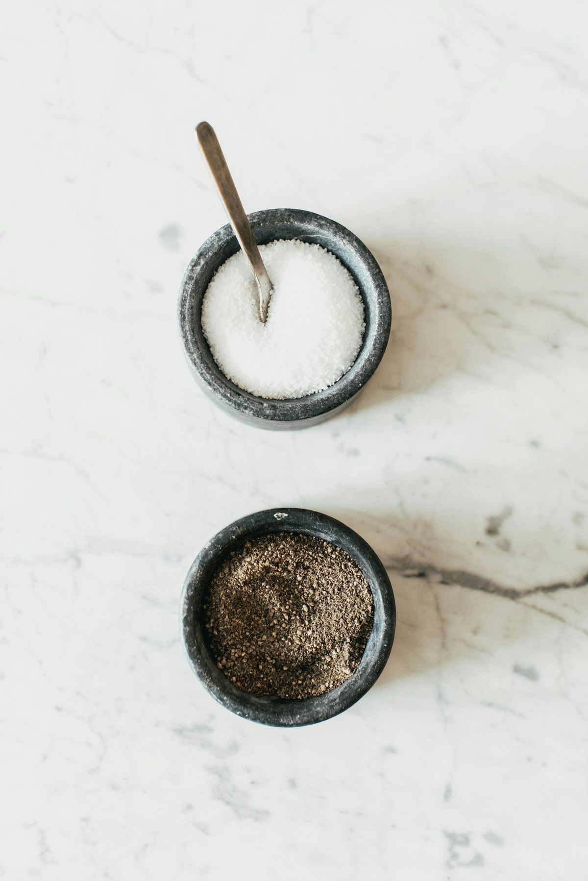 Salt och peppar i skålar